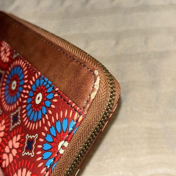 Fossil Printed Leather Zip Around Wristlet Wallet - Picture 5 of 6